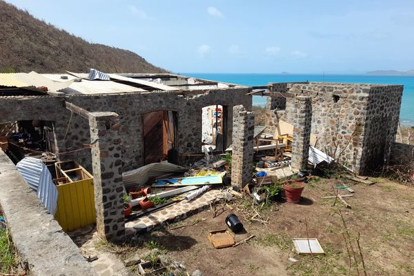 Toit arraché, portes et fenêtres emportées, l'ouragan Béryl n'a laissé que quelques pans de murs de la maison de Sébastien Sailly, habitant de Union Island, dans les Caraïbes,