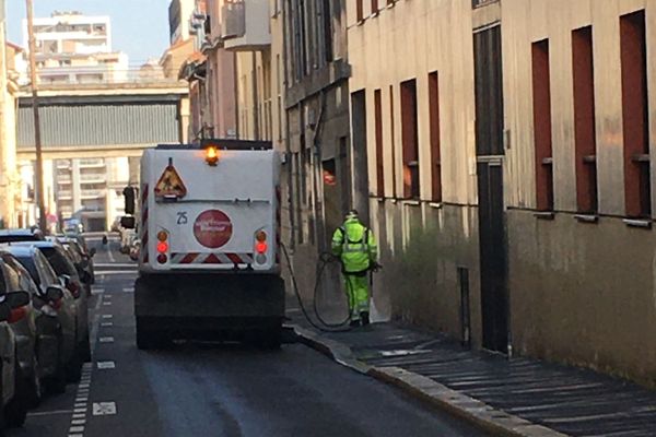 La ville de Saint-Etienne, a opté pour un nettoyage "soutenu" contrairement à Roanne qui a préféré la désinfection de ses rues