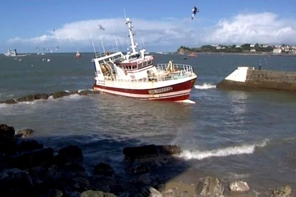 Le Cintharth est échoué devant le port de Saint-Jean-de-Luz