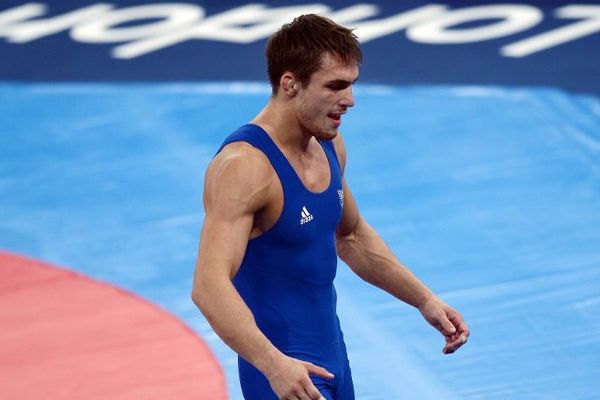 Steeve Guenot après sa victoire sur Jesus Rivas Espinoza du Venezuela, pour la médaille de bronze de lutte gréco-romaine, en catégorie hommes 66kg, aux Jeux Olympiques de Londres le 7 Août 2012. 