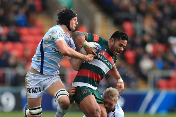 Manu Tuilagi, côté Leicester, taclé par Baptiste Chouzenoux et Ben Tameifuna du Racing 92, ce dimanche 16 décembre.