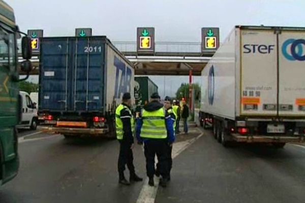 Sur l'A1 ce lundi, les éleveurs de porcs veulent attirer l'attention sur les difficultés de leur filière en contrôlant les camions frigorifiques étrangers. 