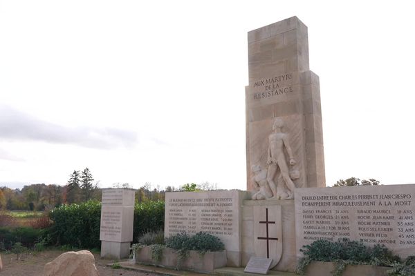 Marc Bloch abattu dans l'Ain : un mémorial à Saint-Didier-de-Formans, au lieu-dit Roussille.