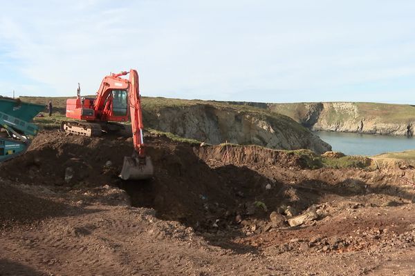 A la pointe de Bougeo Ar Pebr sur l'île Ouessant, une cavité rocheuse a servi de décharge sauvage depuis les années 40