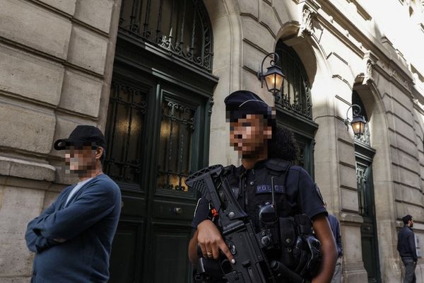 Une policière patrouille devant la Synagogue des Tournelles à Paris ce samedi 7 octobre.