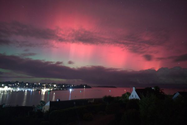 Le ciel de Perros-Guirec éclairé par une aurore boréale