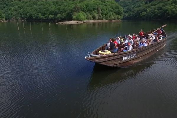 Aujourd'hui la gabare permet aux touristes de découvrir le magnifique paysage le long de la Dordogne