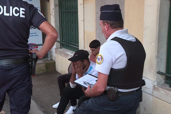 Menton (Alpes-Maritimes), 22 septembre 2023 : des policiers et des douaniers effectuent des contrôles de papiers d'identité en gare SNCF.