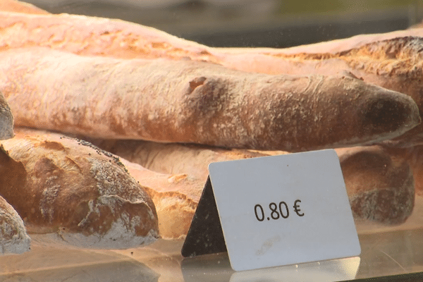 80 centimes la baguette, c'est 40 centimes de moins que d'habitude.