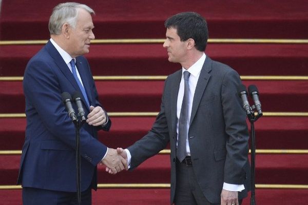 Poignée de main entre le nouveau premier ministre Manuel Valls et l'ancien, Jean-Marc Ayrault sur le perron de Matignon cet après-midi.