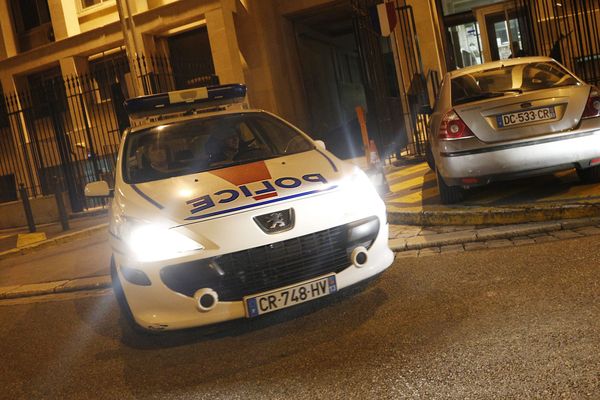 Une femme de 36 ans a été placée en garde à vue par la police de Grenoble, suspectée d'avoir agressé deux personnes. Photo d'illustration.