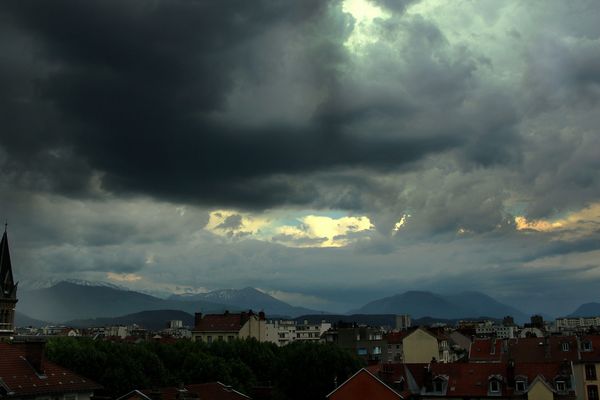 D'importantes précipitations sont attendues en Isère, Savoie et Haute-Savoie, générant un risque de crues.