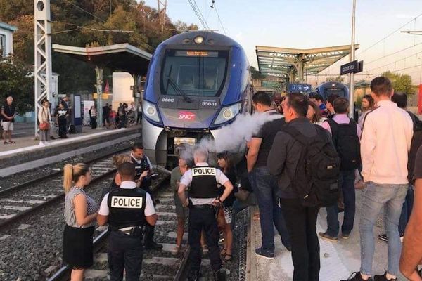 Les manifestants bloquent la voie en gare de Givors