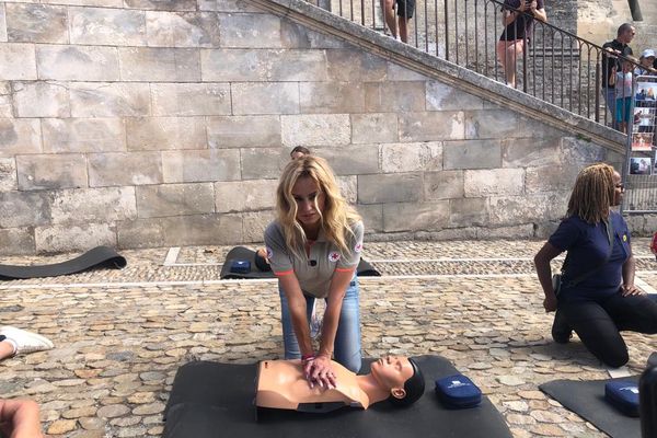 Adriana Karembeu, en train de former aux gestes de secours à Avignon.