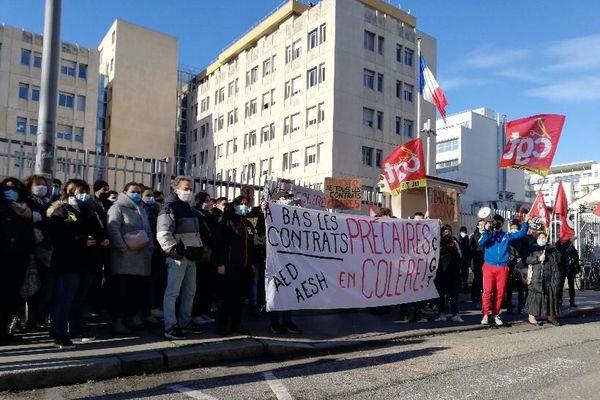 A Lyon, les Assistants d'Education (AED) en colère sont rassemblés ce mardi après-midi (19/1/21) devant le rectorat, rue de Marseille (7e)