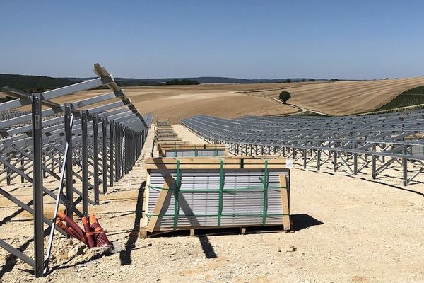 Une centrale solaire est en train de sortir de terre sur une ancienne carrière de calcaire située à Vermenton, dans l'Yonne.