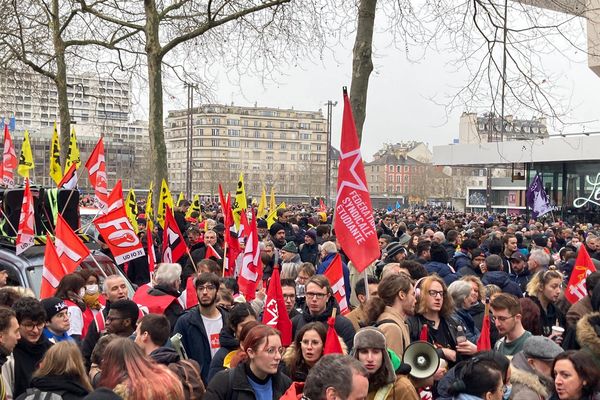 Des milliers de manifestants sont réunis dans le centre-ville de Rennes avant le départ de la marche contre le projet de recul de l'âge de départ en retraite.