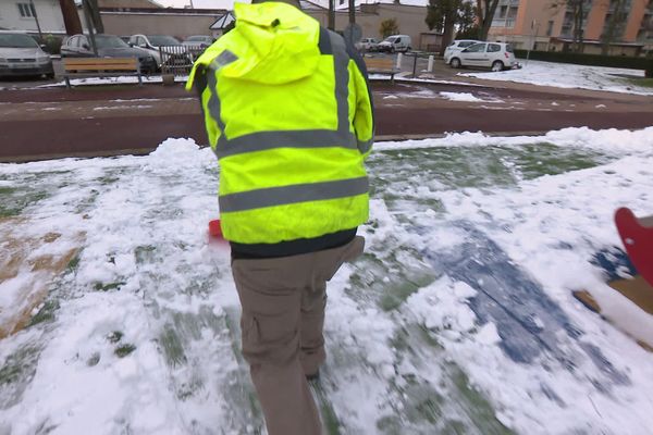 Si certaines entreprises privées osent le faire, Le coteau est la 1ʳᵉ commune en France à employer un détenu dans le cadre de ce dispositif de réinsertion