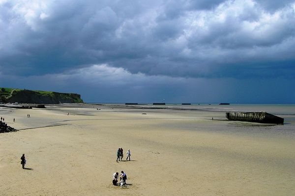 Ciel chargé ce LUNDI à Arromanches (14).