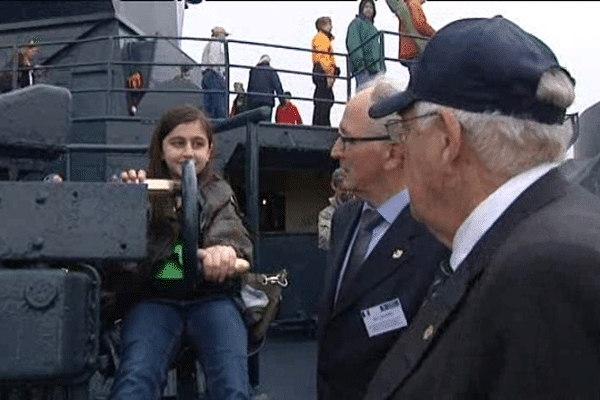 Rencontre entre des jeunes et des vétérans sur l'USS Texas