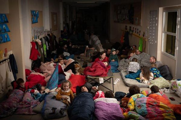 Blottis les uns contre les autres, dans leur duvet, les parents et leurs enfants ont, pour la troisième nuit consécutive, dormi par terre, dans le couloir de l'école Jolivot à Joué-sur-Erdre (Loire-Atlantique) ce samedi 17 février.