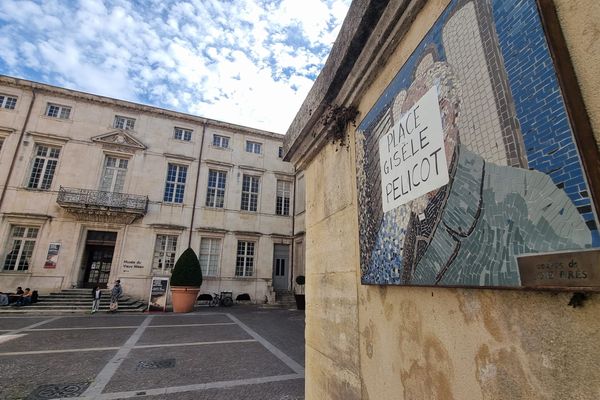 Une affiche a été collée sur la place anonymement. La place Abbé Pierre devient place Gisèle Pélicot.