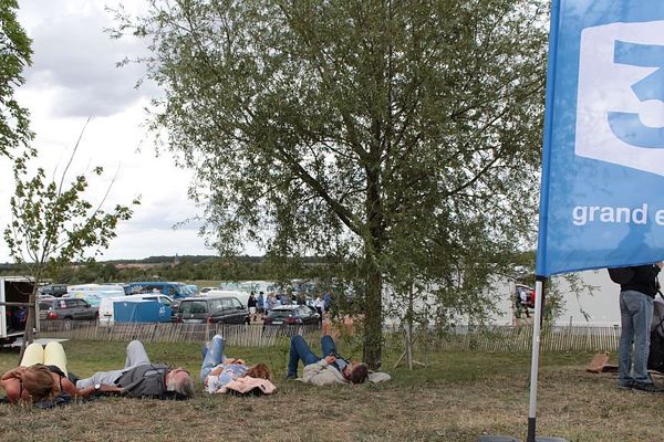 Parce que le vol est décalé à 20 heures, les spectateurs sont au bon endroit pour patienter. 