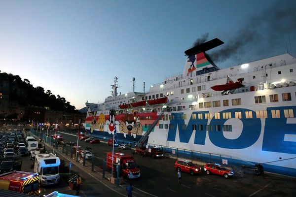 L'incendie s'est déclaré peu avant 20h à bord du Moby Zaza dans le port de Nice.