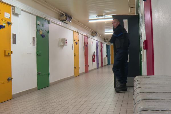 En théorie, seulement 52 détenus peuvent être emprisonnés à Rochefort.