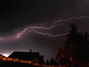 Des orages violents, accompagnés de grêle, d'intenses précipitations et de rafales de vent importantes sont attendus en Lorraine à partir du lundi 15 juillet 2024 à 15 heures.