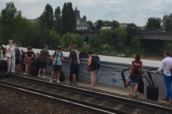 Gare St-Jean - les passagers sur les voies car les trains se sont retrouvés à l'arrêt. 