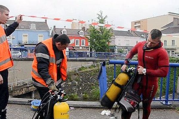 Les pompiers-plongeurs terminent leurs recherches dans le canal à Montceau-les-Mines