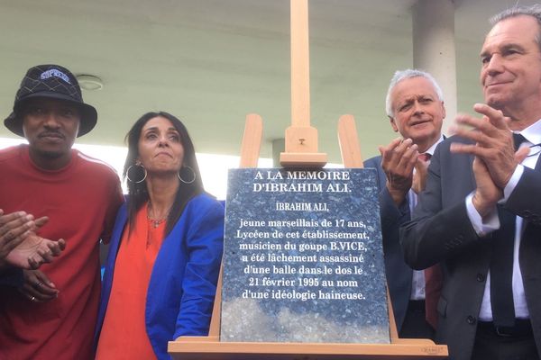 Le rappeur Soprano et Fazia Hamiche de l'association "Mémoire et Réconciliation" aux côtés du président de la Région Renaud Muselier.