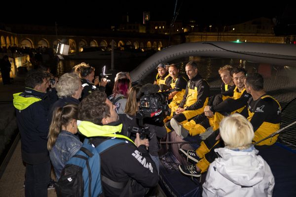 Armel Le Cléac'h et ses coéquipiers à l'arrivée de la course Finistère-Atlantique