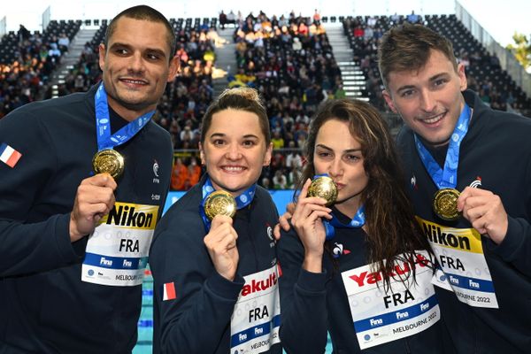 De gauche à droite : Florent Manaudou, Mélanie Henique, Béryl Gastadello et Maxime Grousset à Melbourne après leur victoire au relais 4x50m nage libre mixte.