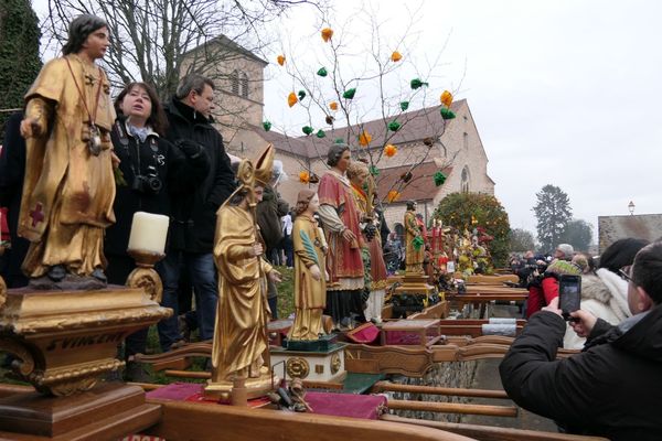 Les statues des saints patrons devant l'église de Gevrey-Chambertin, lors de la Saint-Vincent tournante 2020