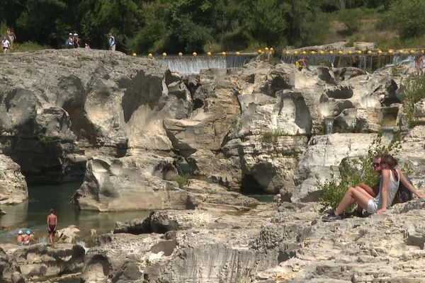 Malgré la dangerosité des lieux, les cascades du Sautadet continuent d'attirer de nombreux vacanciers, obligeant les gendarmes à patrouiller pour les sensibiliser et les éloigner.