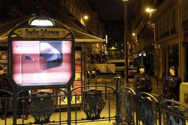 Dans le quartier du métro Quatre-Septembre, à Paris, lieu d'une attaque au couteau, le 12 mai 2018.