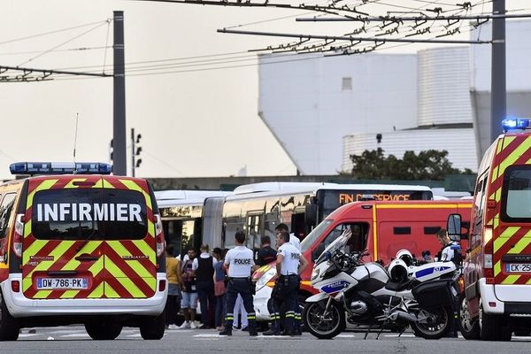 Une attaque au couteau a fait 1 mort et 8 blessés à Villeurbanne samedi 31 août ... une scène sanglante au coeur de l'après-midi.