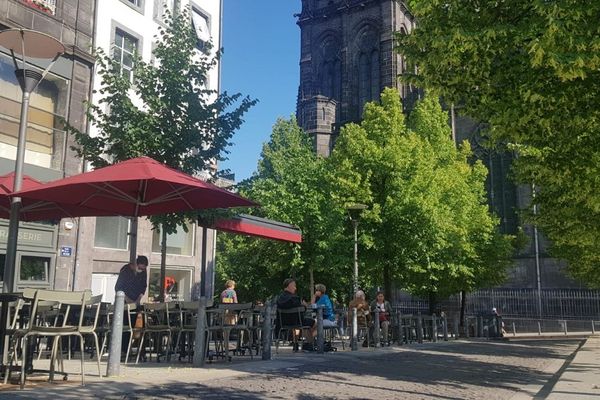 Mardi 2 juin, les premiers clients des cafés étaient fidèles au rendez-vous, place de la Victoire à Clermont-Ferrand.