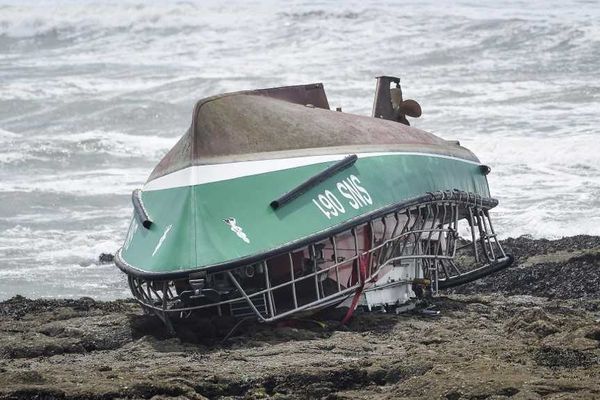 Sept sauveteurs en mer étaient à bord de l'embarcation pour porter secours au pêcheur. Trois d'entre eux sont décédés. 