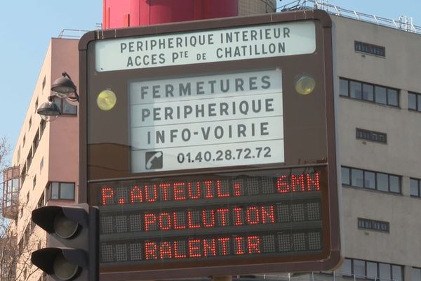 Les panneaux d'information des principales voies de circulation alertent les véhicules