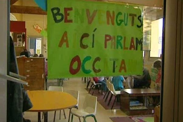 "Bienvenue. Ici on parle occitan", indique cette affiche à l'entrée d'une classe auvergnate.