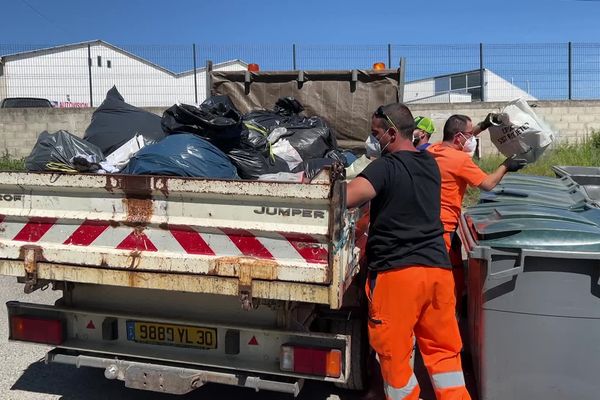 Depuis le début de l'année 2023, la quantité de déchets "sauvages" a été multipliée par 10 à Pont-Saint-Esprit, dans le Gard, suite à l'installation de containers pourtant censés inciter à limiter la production personnelle de déchets ménagers des habitants.