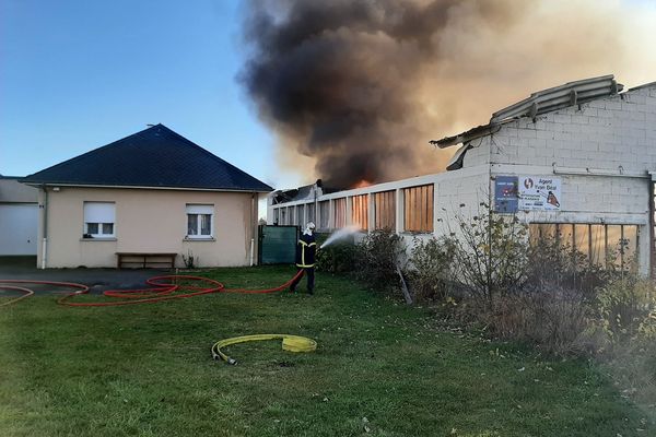 Les flammes du bâtiment menaçaient une maison située à quelques mètres. L'incendie n'a pas provoqué de dégâts à proximité.