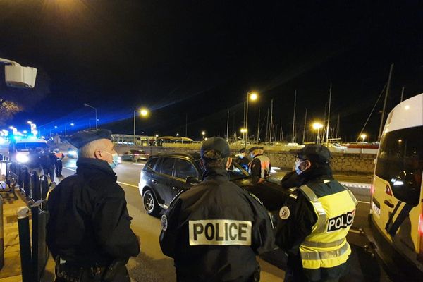 Des agents de police procèdent à un contrôle suite à la mise en place du couvre-feu.