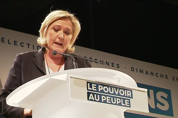 Marine Le Pen en meeting à Roquevaire dans les Bouches-du-Rhône vendredi 22 mars