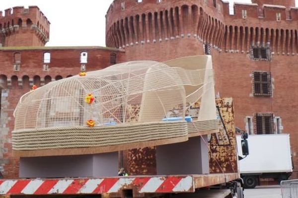 Une espadrille géante de vant le Castillet pour le Téléthon 2014