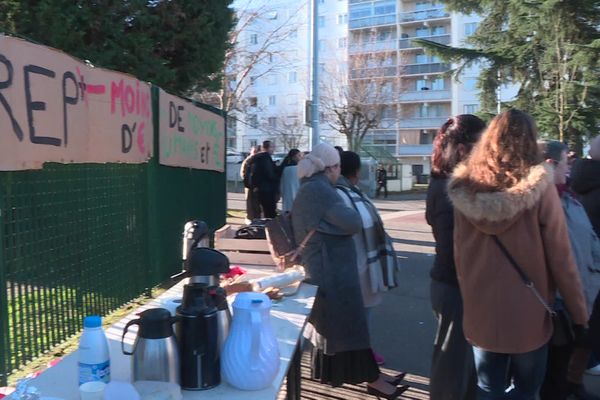 Les mesures du Choc des savoirs annoncées par le gouvernement, notamment la création de groupes de niveau, n'a pas séduit les enseignants du collège Paul Éluard de Vénissieux.