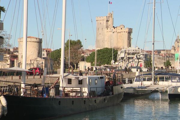 Ze Boat, amarré dans le bassin des chalutiers à La Rochelle, va lever l'ancre.